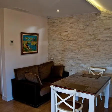 隆达岑特洛公寓 *